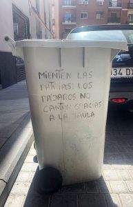 Frase de Neorabioso en un cubo de basura de calle